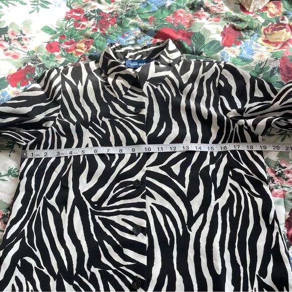 Susan Graver QVC Black & White All Over Zebra Print Button Up Shirt Blouse top - Picture 10 of 11
